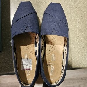 Woman's Tom's shoes